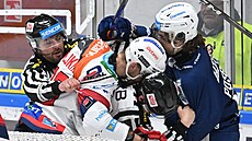 Kristián Pospíšil z Komety Brno (vpravo) v jedné z mnoha potyček při finále...