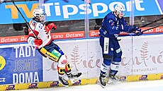 Brn�nský úto�ník Radim Ferda (v modrém) v akci b�hem finále hokejové extraligy...