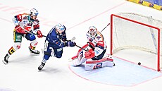 Brnnský útoník Radim Ferda (v modrém) v akci bhem finále hokejové extraligy...
