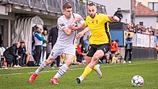 Momentka z druholigového derby mezi Lí�ní (v bílém) a Zbrojovkou Brno. (19....
