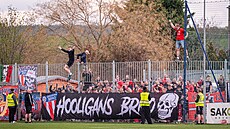 Fanou�ci Zbrojovky Brno slaví výhru v druholigovém derby na h�i�ti Lí�n�. (19....