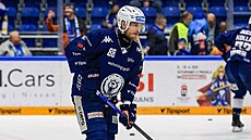 Obránce Brandon Davidson se rozehívá ped zápasem Komety Brno. (duben 2025)