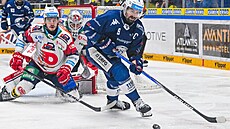 Brnnský útoník Jakub Flek (v modrém) v akci bhem estého finále Komety proti...