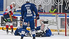 Tomá� Vondrá�ek z Pardubic (vlevo) dává vít�zný gól na led� Komety Brno ve...