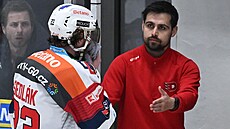 Luká� Sedlák z Pardubic inkasoval b�hem t�etího finále extraligy proti Komet�...