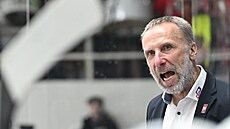 Pardubický trenér Miroslav Ho�ava b�hem t�etího finále extraligy na led� Komety...