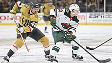 Tomá� Hertl z Vegas Golden Knights stíhá Marca Rossiho z Minnesota Wild.
