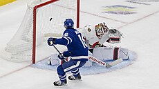 Mitch Marner z Toronto Maple Leafs p�ekonává gólmana Ottawa Senators Linuse...