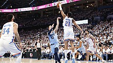 Aaron Wiggins z Oklahoma City Thunder blokuje st�elu Lukea Kennarda z Memphis...