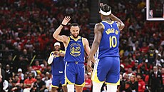 Spokojení Stephen Curry a Jimmy Butler z Golden State Warriors si plácají b�hem...