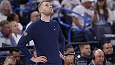 Zklamaný kou� Memphis Grizzlies Tuomas Iisalo sleduje pr�b�né skóre v první...