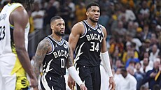 Damian Lillard a Janis Adetokunbo z Milwaukee Bucks b�hem utkání s Indiana...