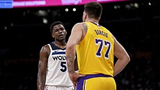 Anthony Edwards z Minnesota Timberwolves a Luka Don�i� z Los Angeles Lakers v...