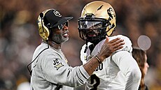 Kou� Deion Sanders mluví s quarterbackem Shedeurem Sandersem.