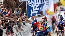 Italský cyklista Giulio Ciccone slaví etapové vít�zství v závod� Kolem Alp.