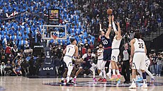 Za�átek t�etího utkání série mezi Los Angeles Clippers a Denver Nuggets. Na...