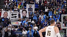 Fanou�ci Los Angeles Clippers b�hem t�etího duelu série play off s Denver...