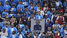 Fanou�ci Los Angeles Clippers b�hem t�etího duelu série play off s Denver...