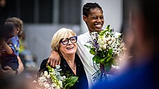 Natália Hejková a Valériane Ayayiová po vít�zství USK Praha ve finále �BL.