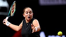 Jelena Ostapenková hraje forhend ve finále turnaje v Stuttgartu.