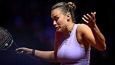 Aryna Sabalenková krí rameny ve finále turnaje v Stuttgartu.