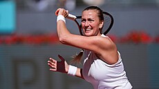 Petra Kvitová hraje forhend na turnaji v Madridu.