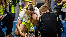 Gabriela And�lová sbírá zlaté konfety b�hem oslav titul s USK Praha.