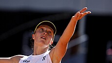 Polská tenistka Iga �wiateková podává na turnaji v Madridu.