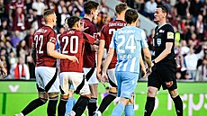 Rozhod�í Ond�ej Berka couvá p�ed spar�anskými hrá�i v semifinále poháru.