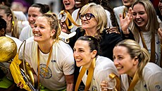 Trenérka Natália Hejková slaví s hrákami ZVVZ USK Praha zisk ligového titulu.