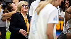Trenérka Natália Hejková slaví sv�j t�ináctý ligový titul s ZVVZ USK Praha.
