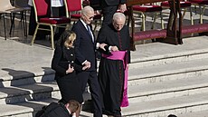 Bývalý americký prezident Joe Biden a jeho man�elka Jill p�icházejí na poh�eb...