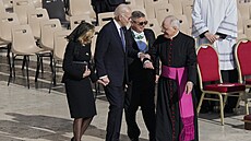 Bývalý americký prezident Joe Biden a jeho man�elka Jill p�icházejí na poh�eb...