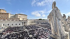 V��ící se shroma��ují na nám�stí svatého Petra ve Vatikánu p�ed poh�bem pape�e...