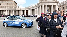 Vící ve front ped bazilikou svatého Petra ekají, aby vzdali hold papei...