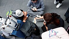 Lidé vy�kávají na vlakovém nádra�í Joaquin Sorolla poté, co cestující uvízli...