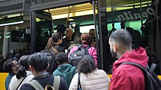 Lidé se snaí nastoupit do peplnného autobusu poté, co metro pestalo jezdit...