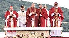 Tetín. V roce 2021 slouil Christoph Schönborn (tetí zleva) mi na pouti k...