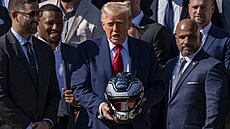 Bude se hodit? Trump s helmou ampiona amerického fotbalu, s ním se setkal.