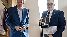 Noviná� Ji�í Hynek a ministr zahrani�í Jan Lipavský na k�tu Hynkovy knihy.