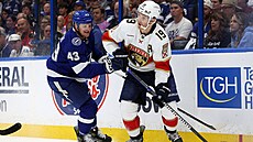 Matthew Tkachuk z Floridy (vpravo) v utkání s Tampou.