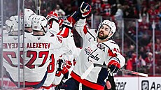 Tom Wilson z Washingtonu slaví trefu proti Montrealu.