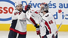 Tom Wilson z Washingtonu slaví trefu proti Montrealu s branká�em Loganem...