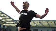 Tomá� Sou�ek z West Hamu slaví gól v utkání s Brightonem.
