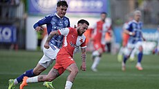 Vasil Ku�ej ze Slavie kontroluje mí� v zápase proti Olomouci.