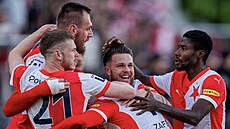 Radost hrá�� Slavie po gólu v utkání s Olomoucí.