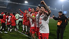 Hrái Slavie slaví zisk mistrovského titulu.