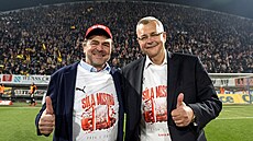 Majitel Slavie Pavel Tyka (vlevo) slaví s Jaroslavem Tvrdíkem zisk...