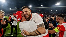 Vasil Kuej ze Slavie slaví zisk mistrovského titulu.