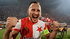 Kapitán Jan Boil ze Slavie slaví zisk mistrovského titulu.